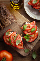 encas tartines de pain au fromage ricotta, tomates et basilic frais