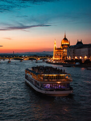 Obraz premium Evening cruise on the Danube River with view of the illuminated Hungarian Parliament in Budapest