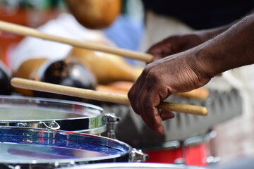 Les mains du batteur et ses baguettes