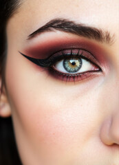 Obraz premium Young woman with bold eye makeup showcasing intricate eyeliner design 