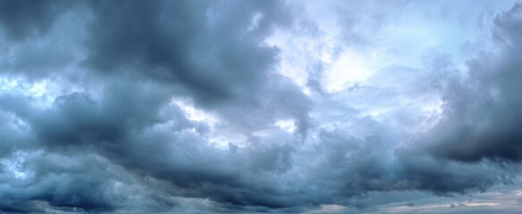 Obraz premium The dramatic clouds creating an atmospheric backdrop for nature's beauty.