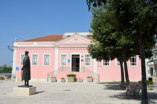 Edificio rosa en la plaza de Pedro Nunes en Alc&aacute;cer do Sal en la regi&oacute;n del Alentejo Litoral, Portugal