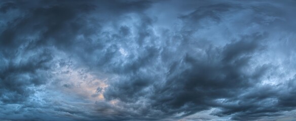 Obraz premium The dramatic clouds over a serene twilight sky, evoking a sense of calm.