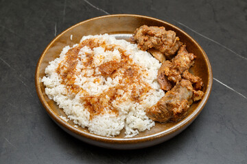 Boeuf ngombe avec du riz blanc (cuisine africaine - congolaise)