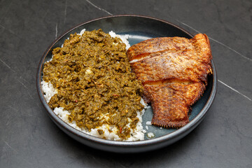 Poisson tilapia avec riz blanc pondu (cuisine africaine-congolaise).