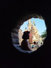 Mujer mirando al castillo 