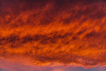 Obraz premium Atardecer dramático con nubes de fuego