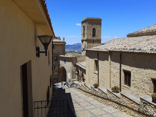 Una scalinata accanto alla chiesa madre dell'antico borgo siciliano di Assoro (EN).