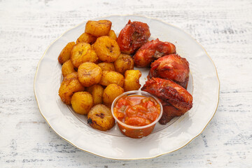 Alloco – banane plantain frite accompagnée d’une cuisse de dinde et d’une sauce maison....
