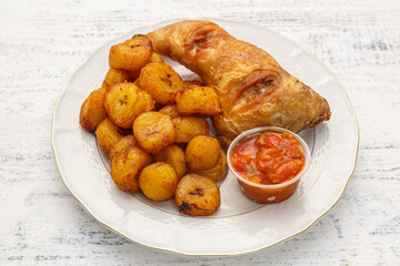 Alloco – banane plantain frite accompagnée d’une cuisse de poulet et d’une sauce maison. Spécialité africaine, originaire de Côte d’Ivoire.