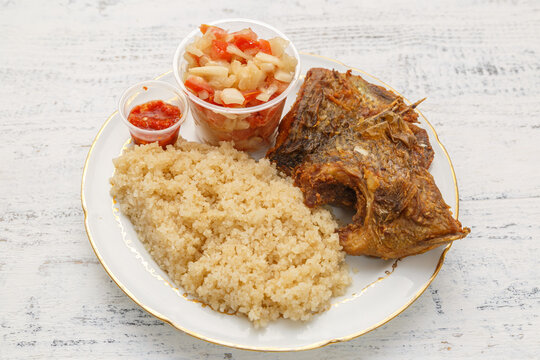 Atti&eacute;k&eacute; &ndash; plat ivoirien typique avec poisson tilapia, mets traditionnel de la gastronomie de C&ocirc;te d&rsquo;Ivoire
