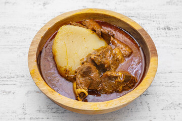 Placali avec sauce graine – plat typique de Côte d’Ivoire, spécialité ivoirienne...