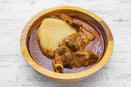 Placali avec sauce graine &ndash; plat typique de C&ocirc;te d&rsquo;Ivoire, sp&eacute;cialit&eacute; ivoirienne traditionnelle