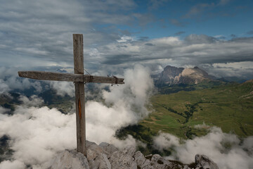 Einfaches Gipfelkreuz auf dem Burgstall am Schlern in Südtirol