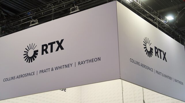 Logo de l&rsquo;entreprise RTX (anciennement Raytheon Technologies), industrie am&eacute;ricaine d&rsquo;&eacute;lectronique / d&eacute;fense / armement / a&eacute;rospatial, sur un panneau du salon Eurosatory de juin 2024 (France)