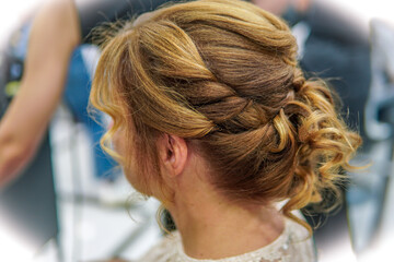 An elegant wedding hairstyle with soft curls and a twisted low ponytail. A romantic hairstyle, perfect for a wedding, with natural volume and texture. Ideal for modern and sophisticated brides.