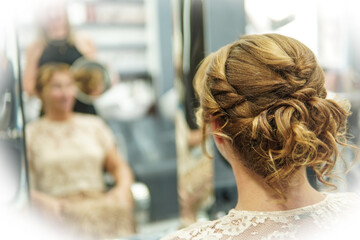 An elegant wedding hairstyle with soft curls and a twisted low ponytail. A romantic hairstyle, perfect for a wedding, with natural volume and texture. Ideal for modern and sophisticated brides.