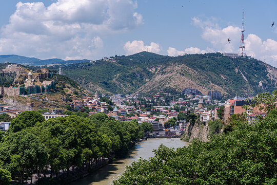 Fototapeta Tbilisi's picturesque landscape with historic architecture
