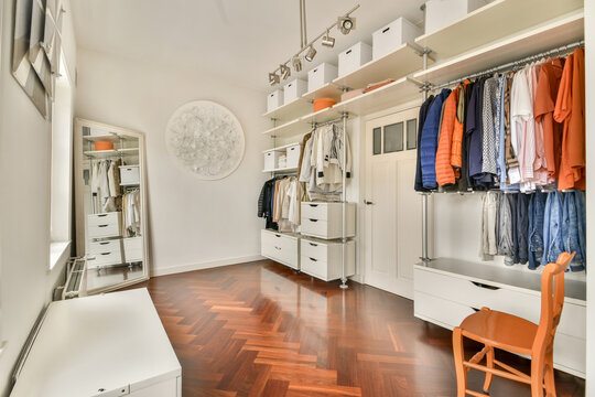 Modern and Stylish Interior Closet Design