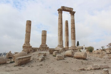 Fototapeta premium Ancient Grandeur: Temple of Hercules at Amman Citadel