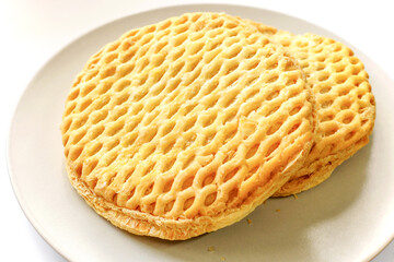 Round ham and cheese pie on a plate.