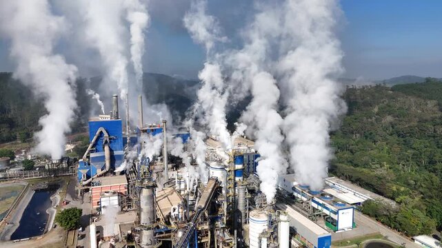 Vista a&eacute;rea de uma f&aacute;brica de celulose e papel, mostrando o layout e os processos de produ&ccedil;&atilde;o da instala&ccedil;&atilde;o industrial, destacando a import&acirc;ncia da ind&uacute;stria na silvicultura sustent&aacute;vel e na produ&ccedil;&atilde;o