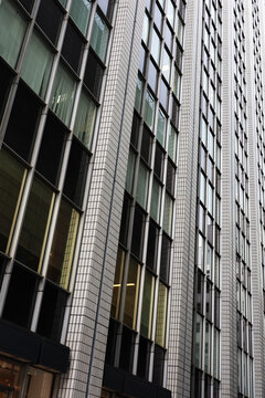 The exterior wall of a retro-modern high-rise building is designed in a geometric pattern with large and small straight lines