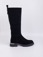 These chic and stylish black suede kneehigh boots feature a trendy chunky heel and a convenient zip...