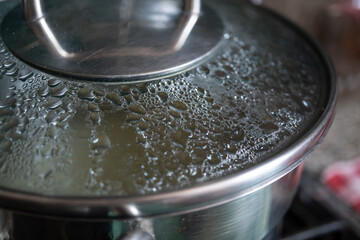 tapa de olla con vapor condensado por dentro