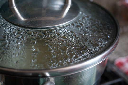 tapa de olla con vapor condensado por dentro