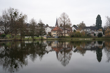Obraz premium Maasgrundweiher im Stadtpark Oberursel im Taunus, Hochtaunuskreis, Hessen, Deutschland