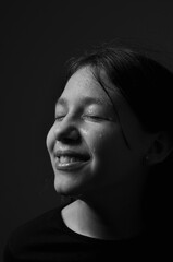 retrato de garota pré adolescente feliz