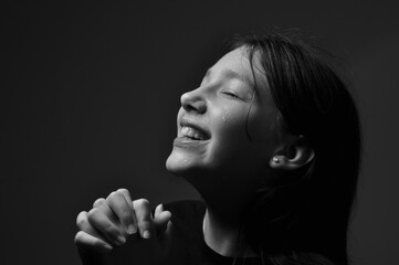 garota agradece feliz em oração 