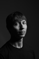 retrato preto e branco de rosto de homem 