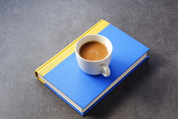 淹れたてのコーヒーを飲みながら、のんびり読書を楽しんでいるイメージ
