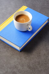 淹れたてのコーヒーを飲みながら、のんびり読書を楽しんでいるイメージ
