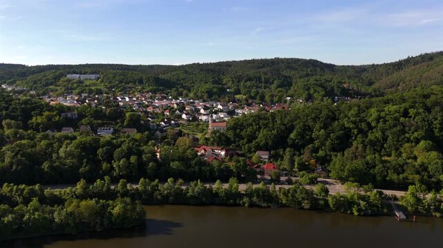 Luftaufnahme der Wallfahrtskirche St. Salvator iim Markt Donaustauf im Landkreis Regensburg, Bayern. Sommerliches Panorama mit Donau, historischer Architektur und Natur. Reise und Kulturprojekte. 