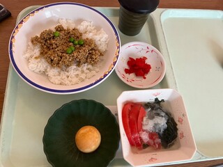 入院食・病院食：ドライカレーとサラダ