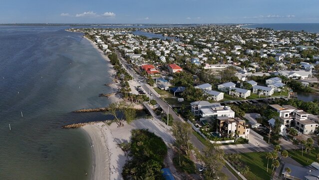 Anna Maria Island, Bayfront part and nearby single-family homes and vacation rental properties