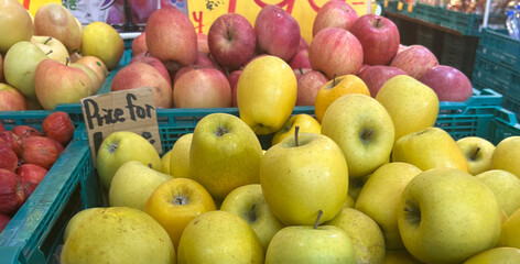 市場で見つけた山積みりんご