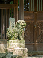 伊居太神社の境内社「猪名津彦社」の狛犬
