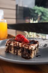 Postre de chocolate con frutilla