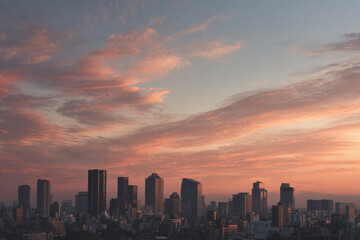 Fototapeta premium captivating sunset scene showcasing vibrant skyline from cityscape in one of different countries