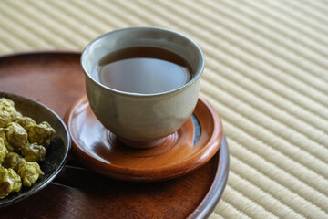 和風部屋に日本茶と抹茶ポップコーン