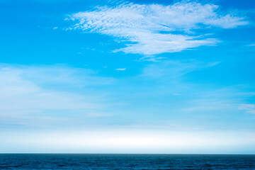 Obraz premium Nature of the ocean and blue sky Summer with sunshine, sandy beaches, clear blue waters sparkling against the blue sky. on an island with good ecology and environment Background for summer vacation