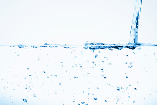 水中に舞い上がるたくさんの気泡.