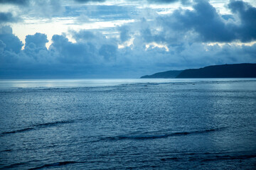 夏の奄美大島の夜明けの風景。