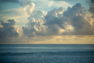 Obraz premium 夏の奄美大島の夜明けの風景。