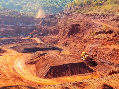 iron ore extraction in big iron mine 