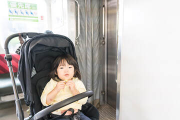 電車でおやつを食べる女の子